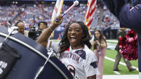 Симон Байлс се завръща на състезание в Чикаго след двугодишно отсъствие