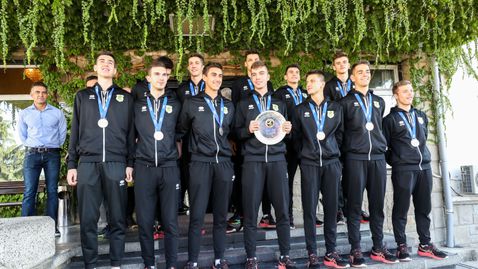 Сребърните волейболисти на Мартин Стоев са в България 🏐