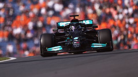 Хамилтън победи Верстапен в накъсаната първа тренировка в Нидерландия