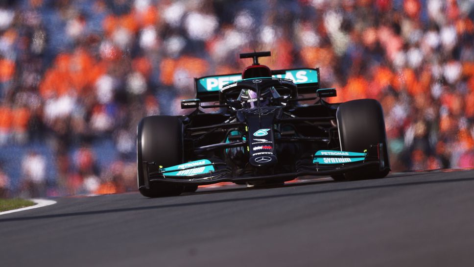 Хамилтън победи Верстапен в накъсаната първа тренировка в Нидерландия