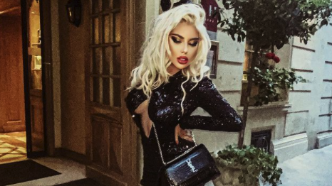 Андреа изкушава с перфектно дупе