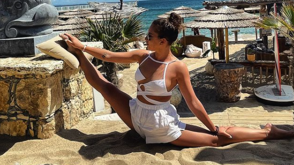 Катрин Тасева смени локацията, но не и позата