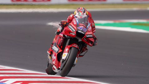 Милър спечели хаотичната квалификация на „Мизано“, отново доминация на Дукати