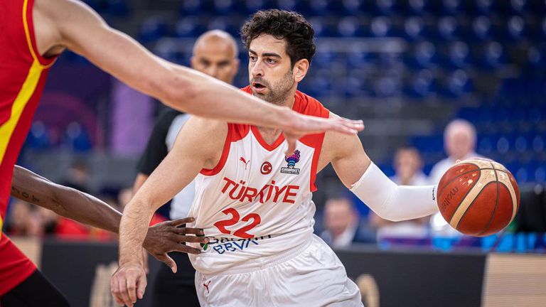 Гардът на турския национален отбор по баскетбол Фуркан Коркмаз е