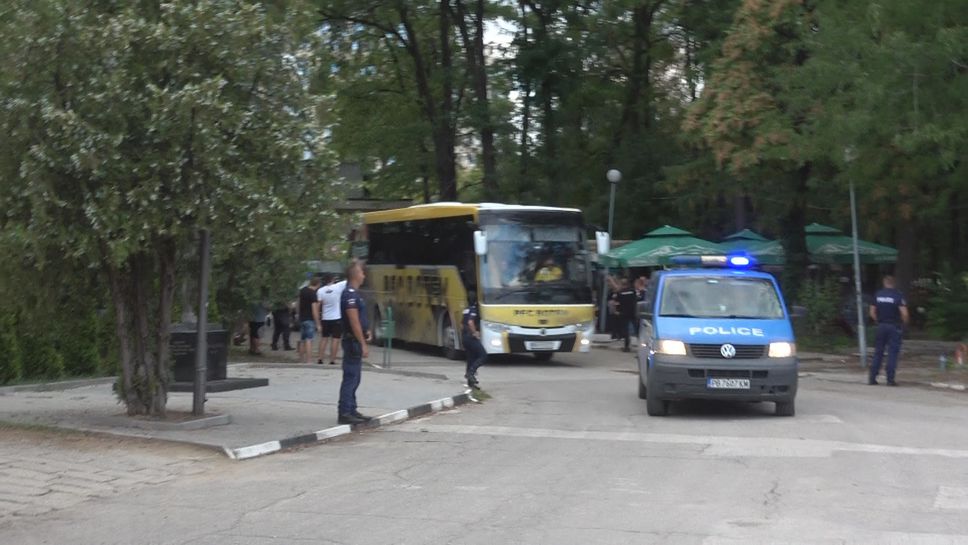 Фенове посрещнаха с викове автобуса на Ботев на Лаута
