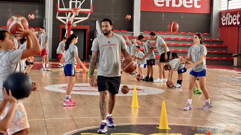 Баскетболен камп събра деца с треньори и играчи на ЦСКА