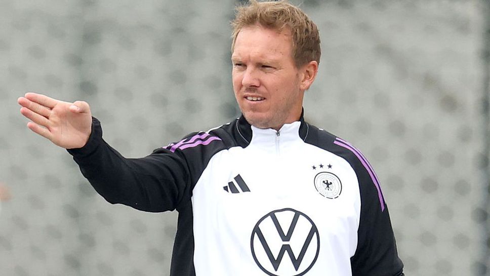 Селекционерът на Германия Юлиан Нагелсман говори пред медиите преди началото