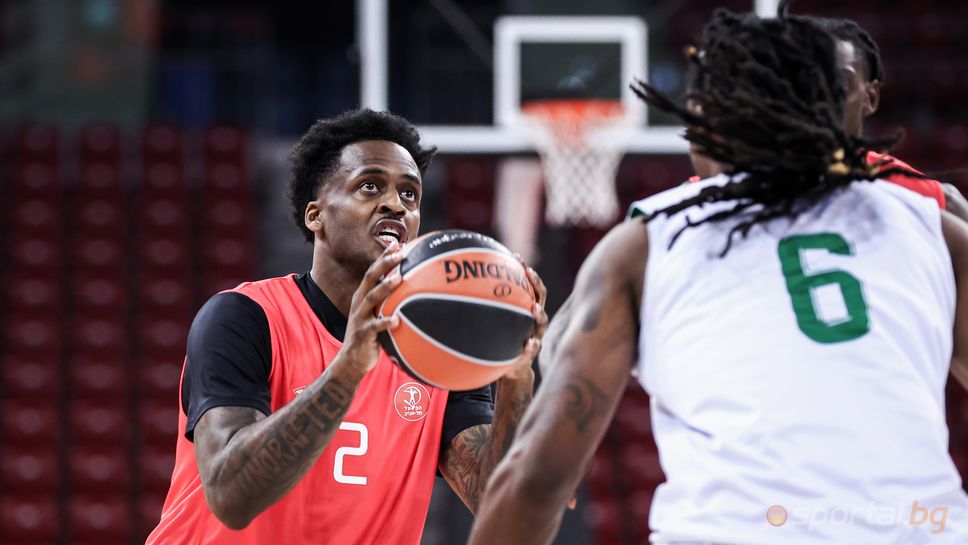 Баскетболистът Антонио Блейкни говори след победата на неговия Апоел Тел