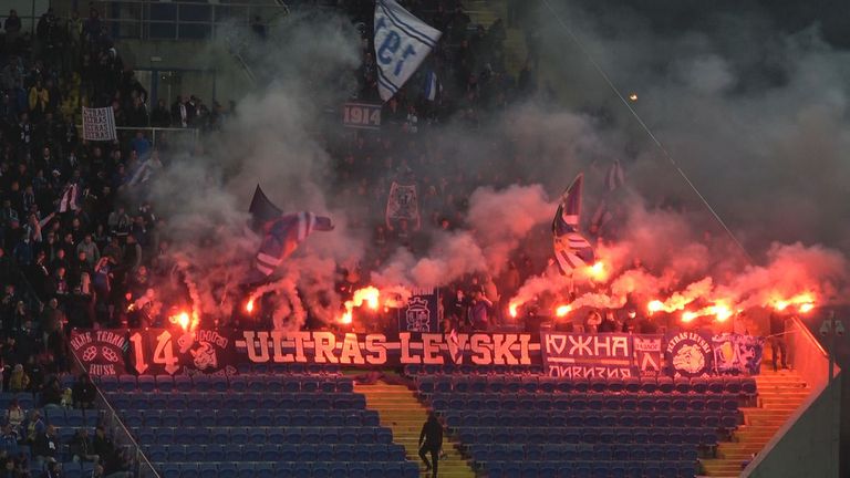Феновете на Левски нахлуха на терена след края на мача с Лудогорец