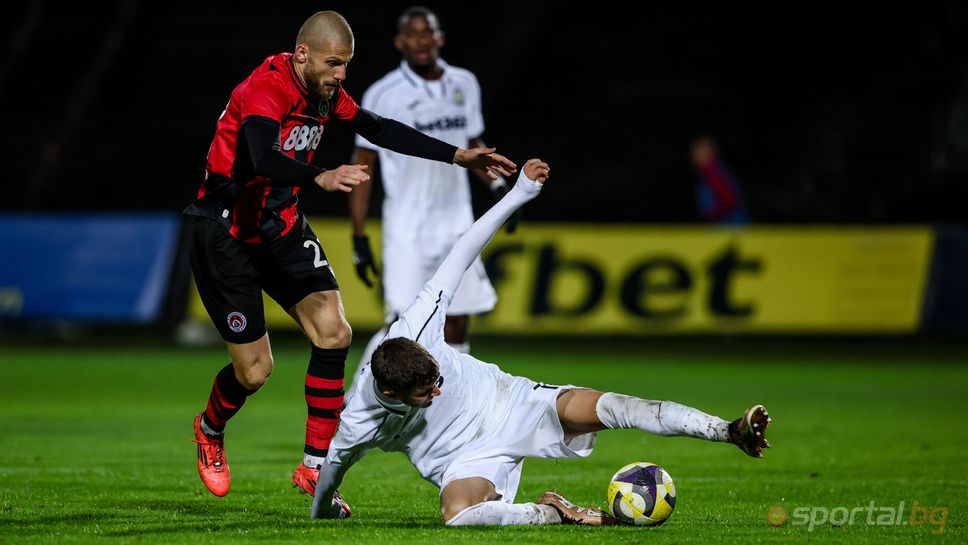 Славия триумфира над Локо (София) с помощта на спорен гол, Делев с куп пропуски