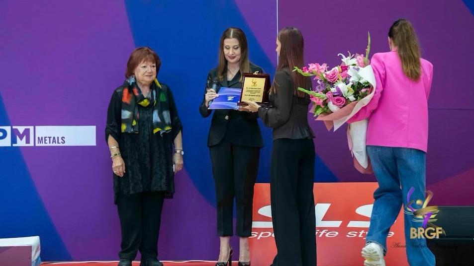 Илиана Раева връчи почетен плакет на легендарната Анастасия Генова