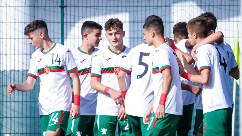 Бурна радост в съблекалнята на младите "лъвчета" след убедителната победа с 6:0 над Черна гора при 15-годишните