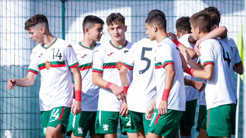 Бурна радост в съблекалнята на младите "лъвчета" след убедителната победа с 6:0 над Черна гора при 15-годишните