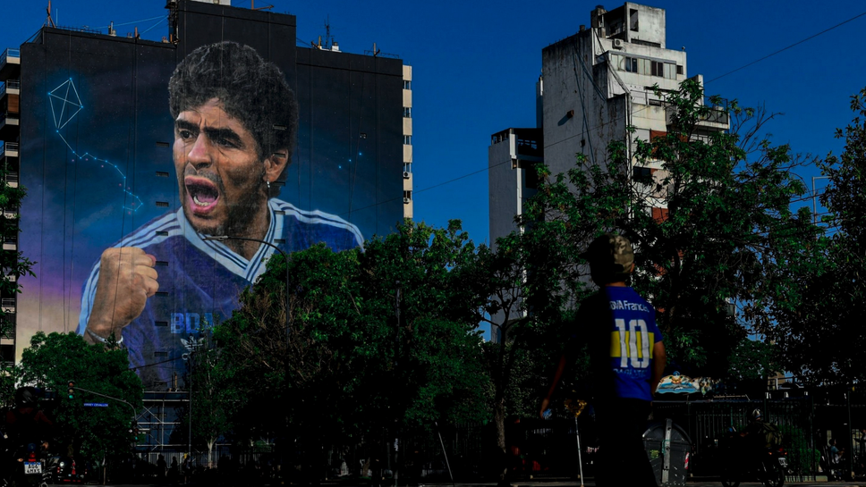 Огромен графит на Марадона огря Буенос Айрес