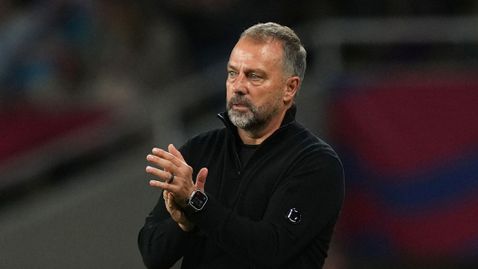  Ханзи Флик към този момент обмисля бъдещето си отпред на Барселона 