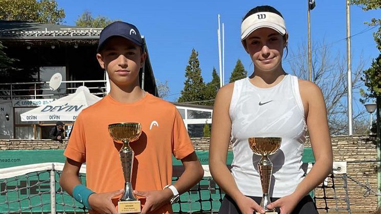 Българите Бруно Дженев при юношите и Симона Попова при девойките