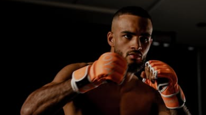 Бивш шампион на GLORY дебютира с успех в ММА