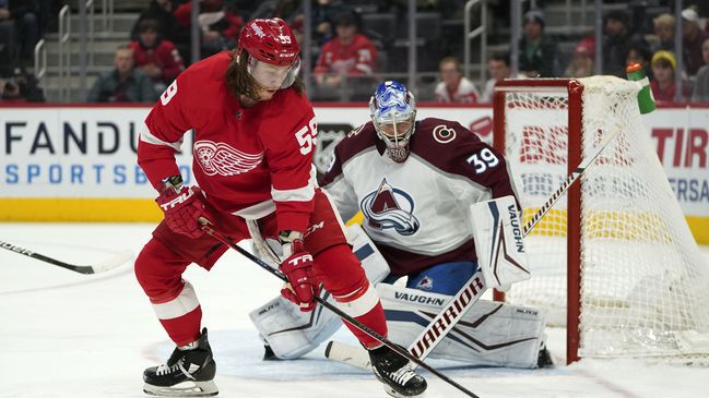 Нападател на Детройт пропуска 6 седмици от сезона в НХЛ заради операция на ръката