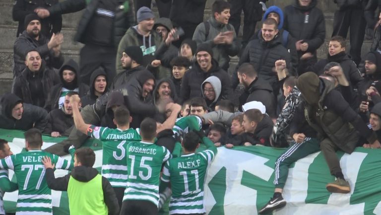Феновете награбиха Курьор след втория гол във вратата на Локо Пд