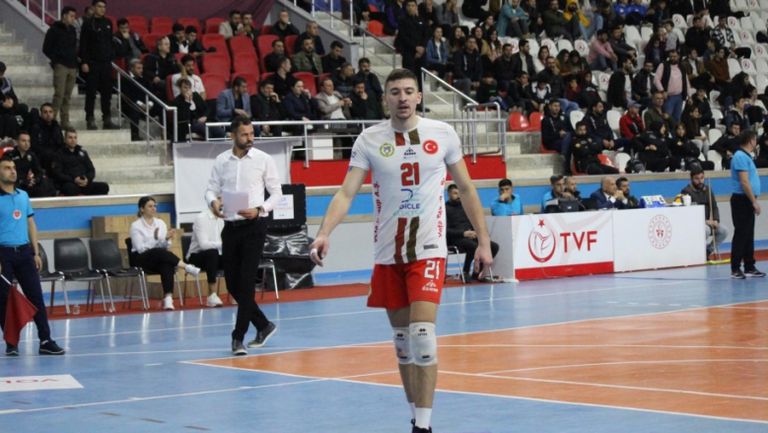 Волейболният национал Светослав Иванов и неговият Джизре Беледийе постигнаха 3-а
