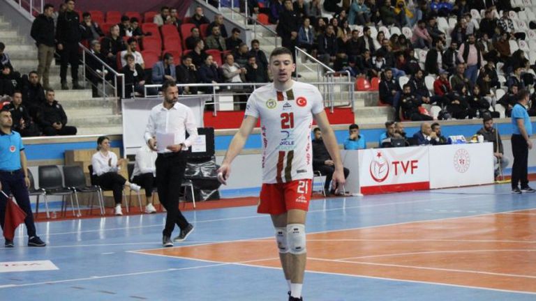 Волейболният национал Светослав Иванов и неговият Джизре Беледийе отстъпиха много