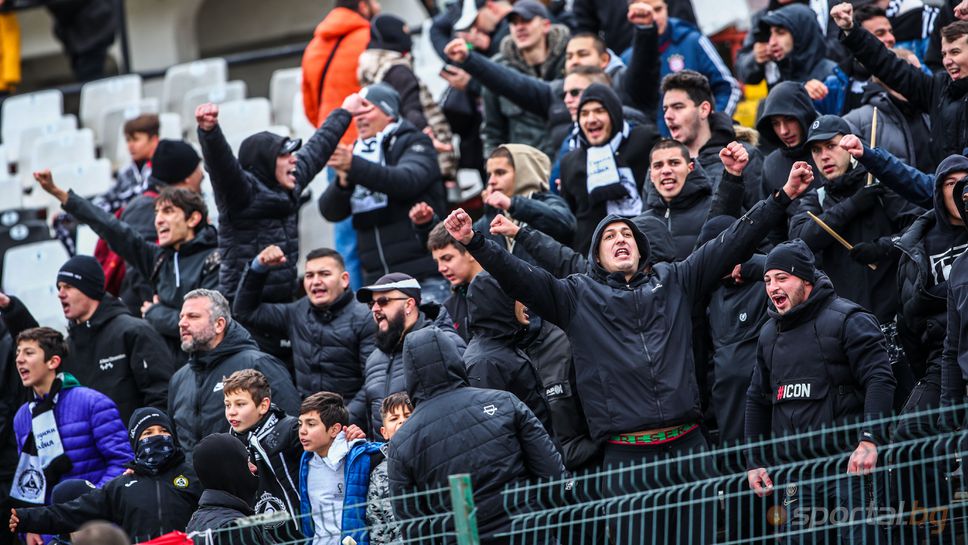 Феновете на Славия на стадиона в Бистрица
