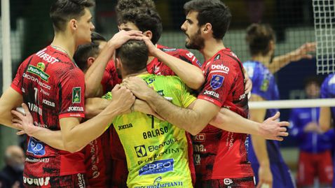 Страхотен Алекс Николов с 26 точки, но Лубе загуби от Монца на Атанасов и Величков