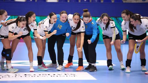 Победната серия на България на европейското издание на IHF Trophy продължава