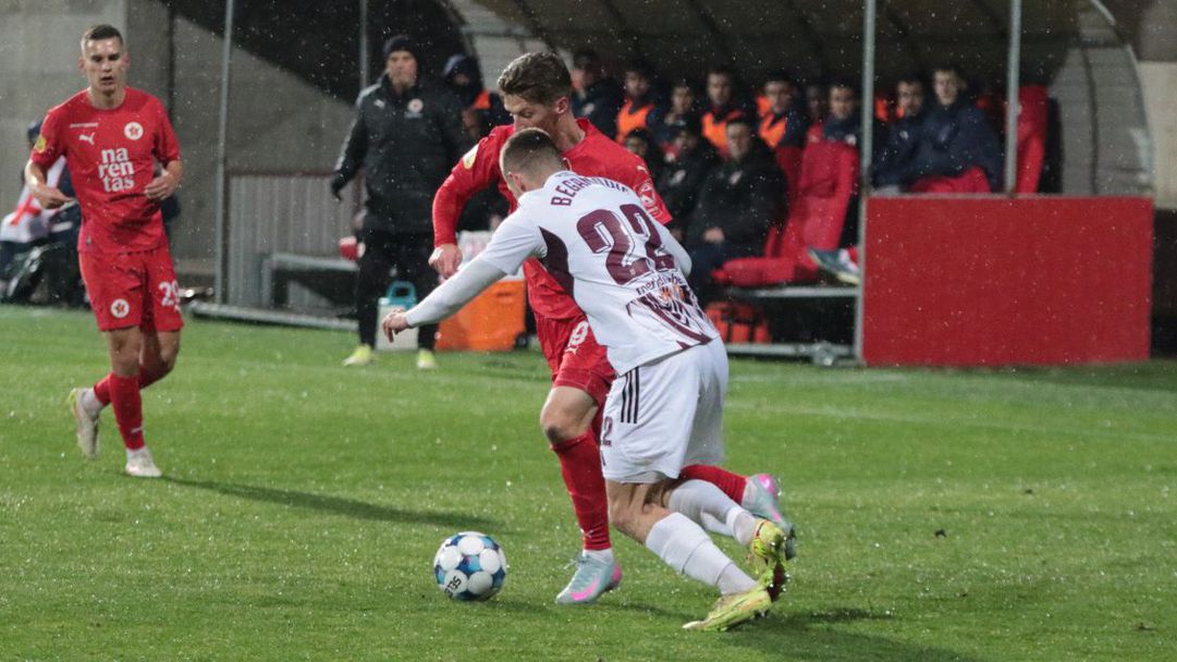 Мартин Паскалев отново не помириса терен