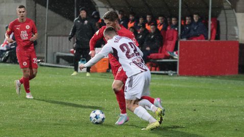 Мартин Паскалев отново не помириса терен