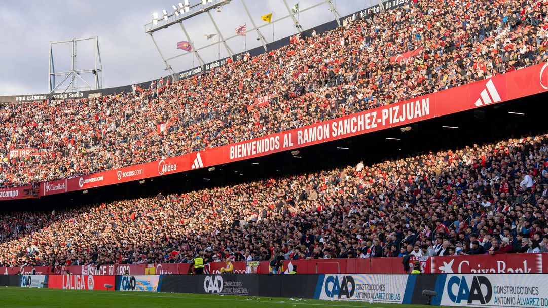 Наказание за Севиля заради поведението на феновете