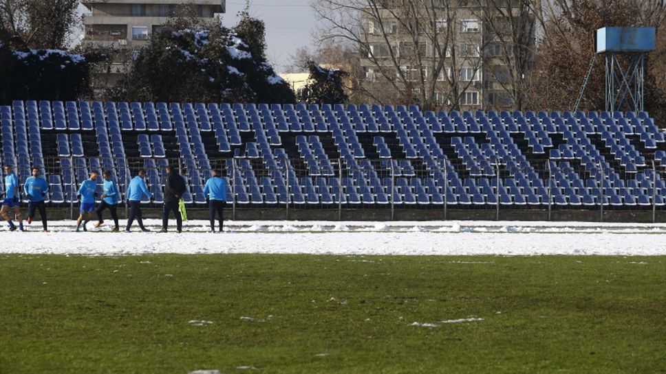 Странно полуизчистен стадион "Раковски" посреща дербито между Севлиево и Левски (Лом)