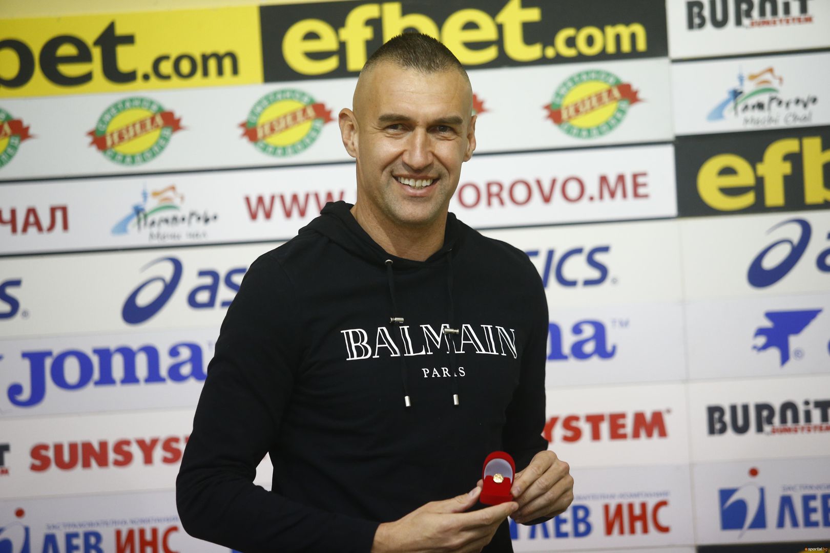 Награждаване на Мартин Камбуров за играч на месец октомври