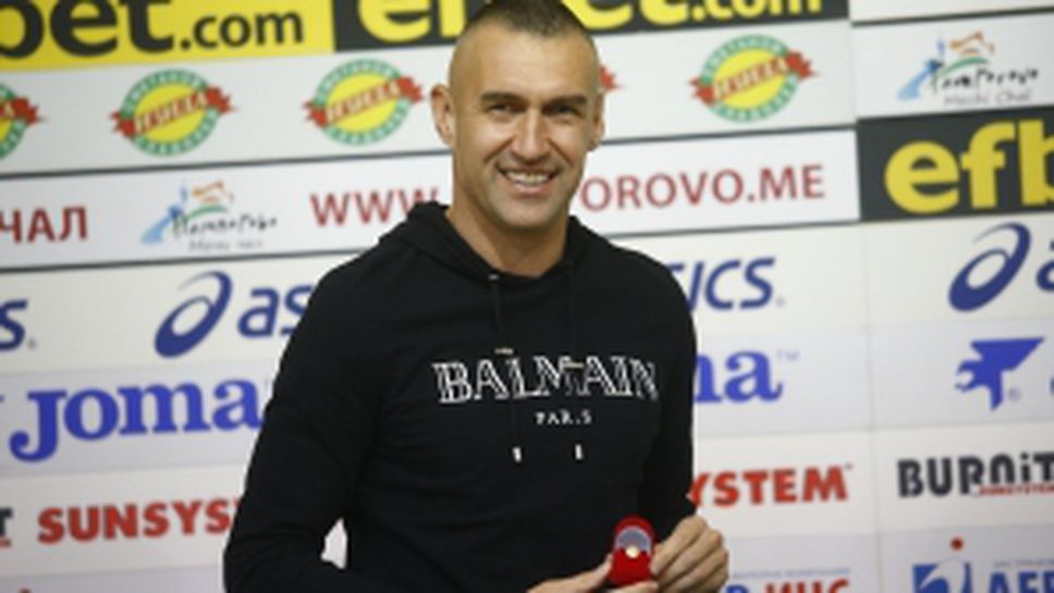 Награждаване на Мартин Камбуров за играч на месец октомври