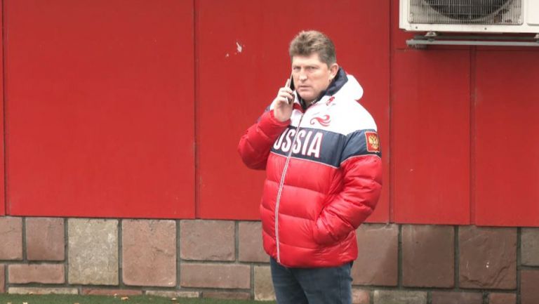 Димитър Пенев и Стойчо Стоилов в приятелски разговор преди двубоя на ЦСКА-София срещу Ботев (Враца)