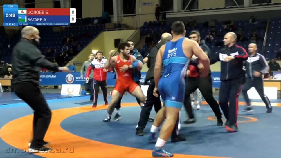 Борци се сбиха по време на турнир в Русия (видео)