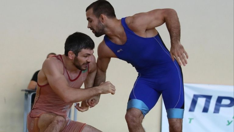 Двама българи срещу олимпийски шампиони в първите си срещи от Световната купа по борба в Белград