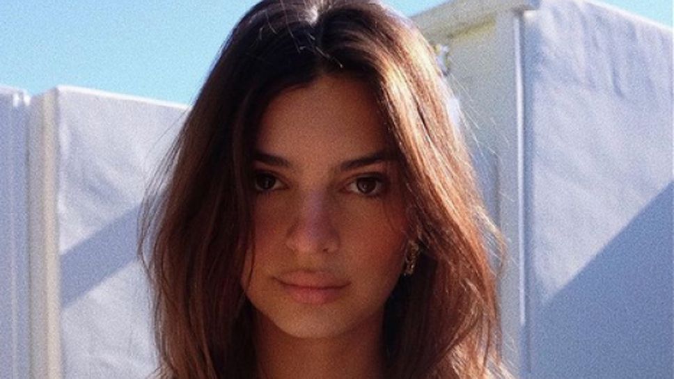 Емили Ратайковски с поредна чисто гола снимка