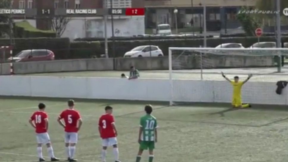 17-годишен вратар спаси дузпа по уникален начин (видео)