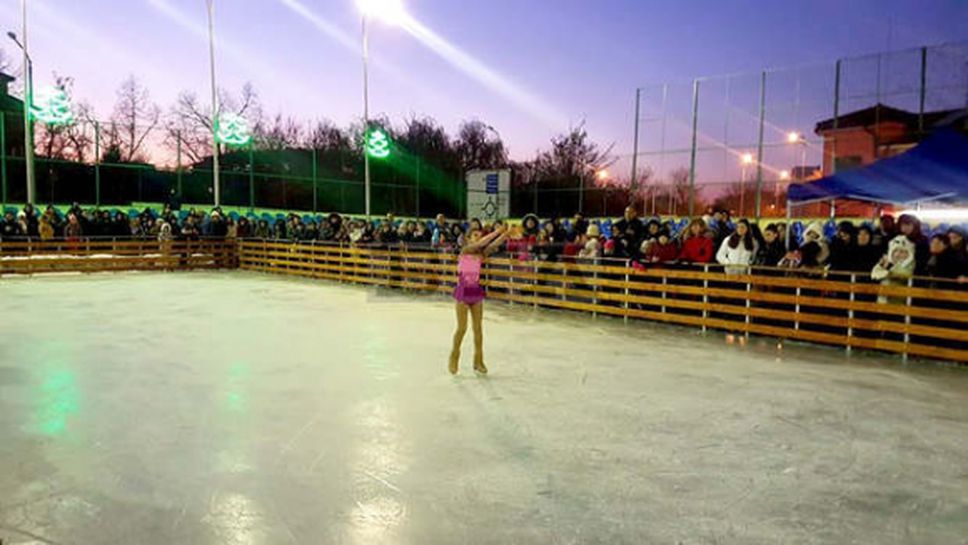 Ледената пързалка  в Търговище вече  е отворена