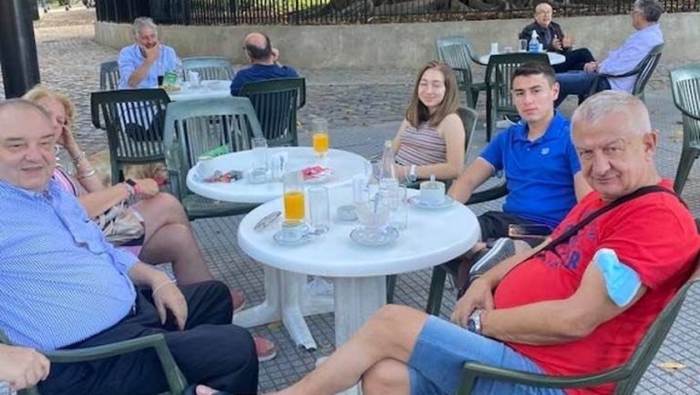Привърженици на Локо (Пд) посрещнаха Крушарски в Буенос Айрес