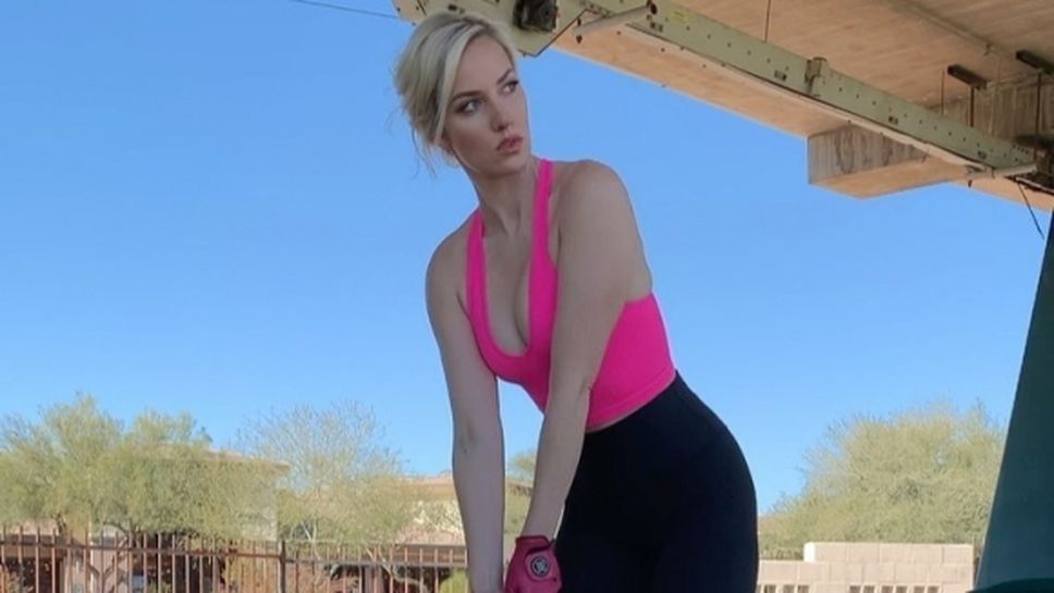 Код розово със секси голфърка