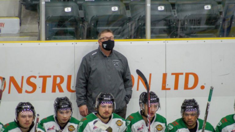 НХЛ задължава треньорите да носят маски по време на мачовете