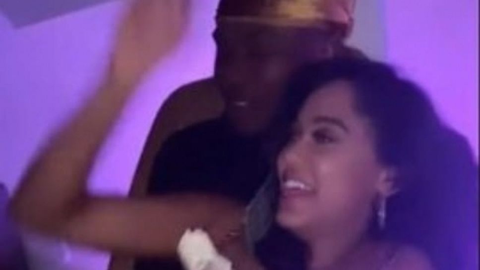 Звезда в американския футбол забрави за пандемията и си спретна купон със стриптийзьорки (снимки)