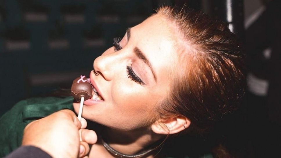 Провокативна красавица остана чисто гола (снимки)