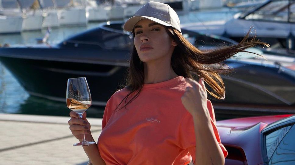 Колоездачка напомни за себе си с гола снимка