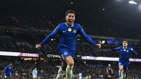 Разколебаният Челси попари с късен гол Манчестър Сити за радост на Арсенал