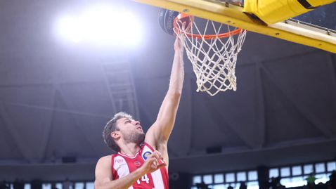 Везенков вдъхнови Олимпиакос за победа в коварно гостуване