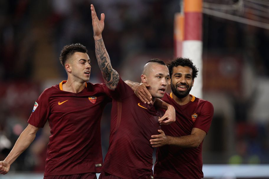  Стефан Ел Шаарауи, Раджа Наинголан и Мохамед Салах с фланелката на Рома 