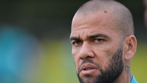  Дани Алвеш не е приел добре избора на Чави за Лига Европа 